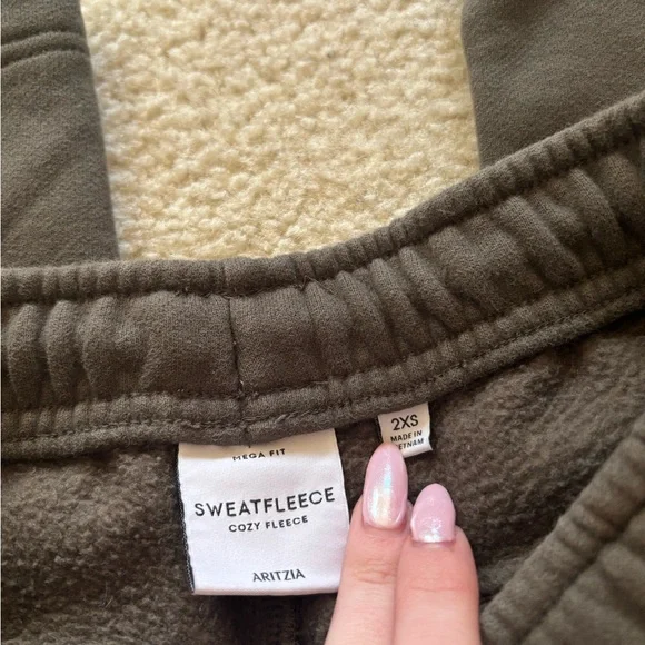 Aritzia Cozy Fleece Cargo Sweats - Picture 2 of 4